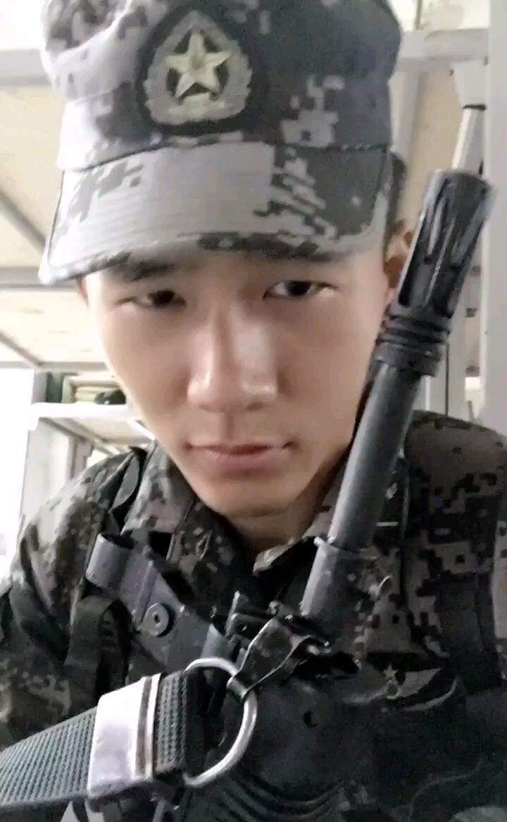 帅气直男兵哥哥饥渴难耐撸管子