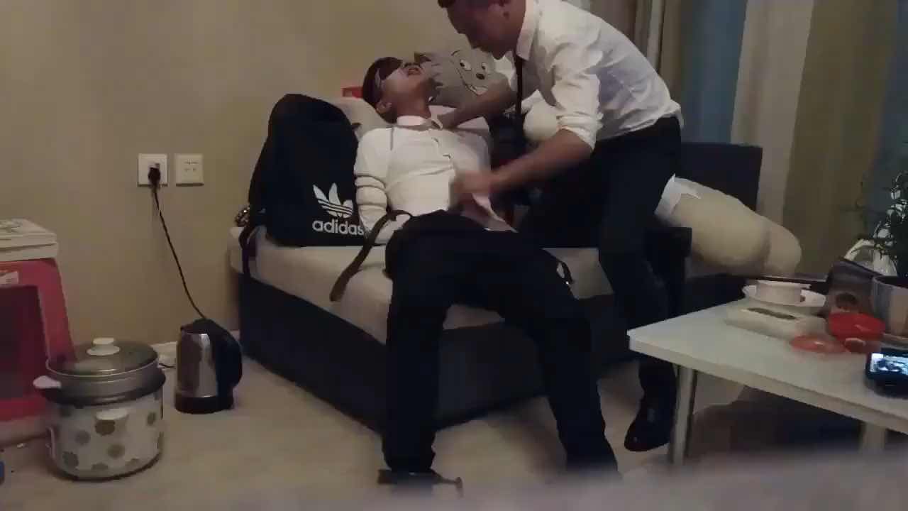 两位正装衬衫男互打