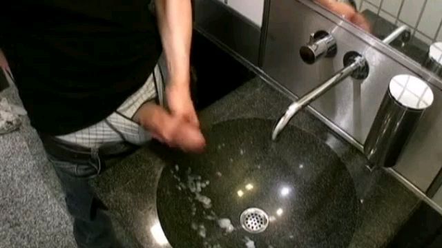 大屌父亲在公共厕所洗手台射超多精液