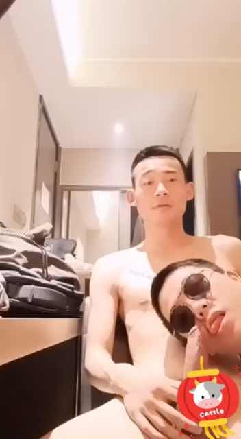 两个帅哥边播边爱爱