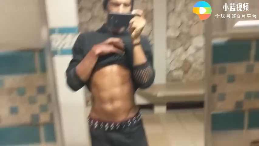 喜欢中国男人的阿三，厕所射在洗手池，期待有人喝他的精。