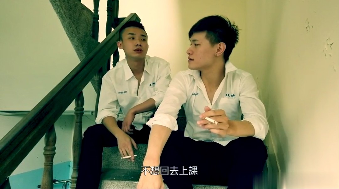 两个同学无聊在楼梯口抽烟不想上课，结果回家玩起来了（上）